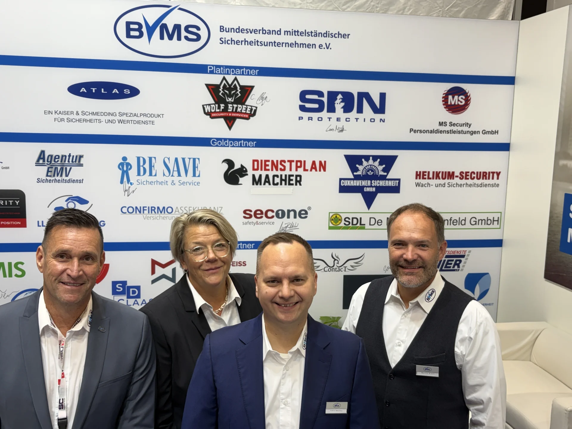 Bild: Michael Weiß, Karin Schröer, Lars Müller und Martin Braun vor der Sponsoren-Wand .
