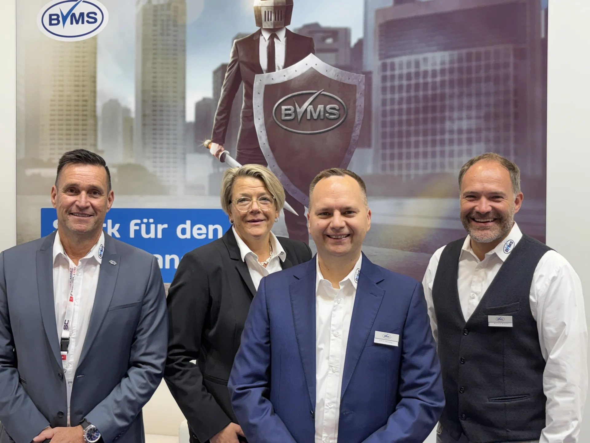 Bild: Michael Weiß, Karin Schröer, Lars Müller und Martin Braun vor dem BVMS-Ritter.