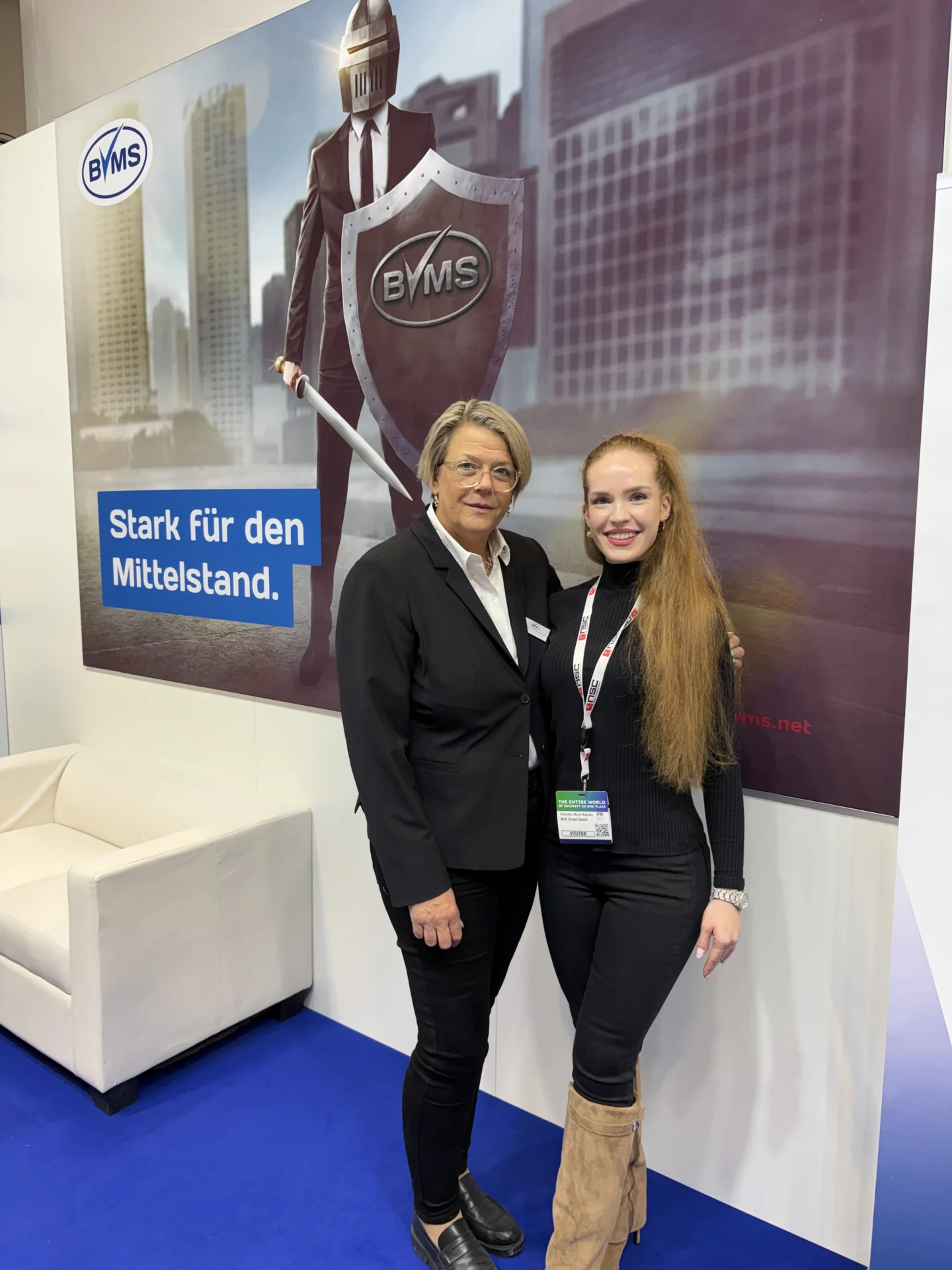 Bild: Perfektes Posing eines starken Duos: Karin Schröer (l. Wachschutz Münsterland) und Charlotte Naujoks (Wolf Street).