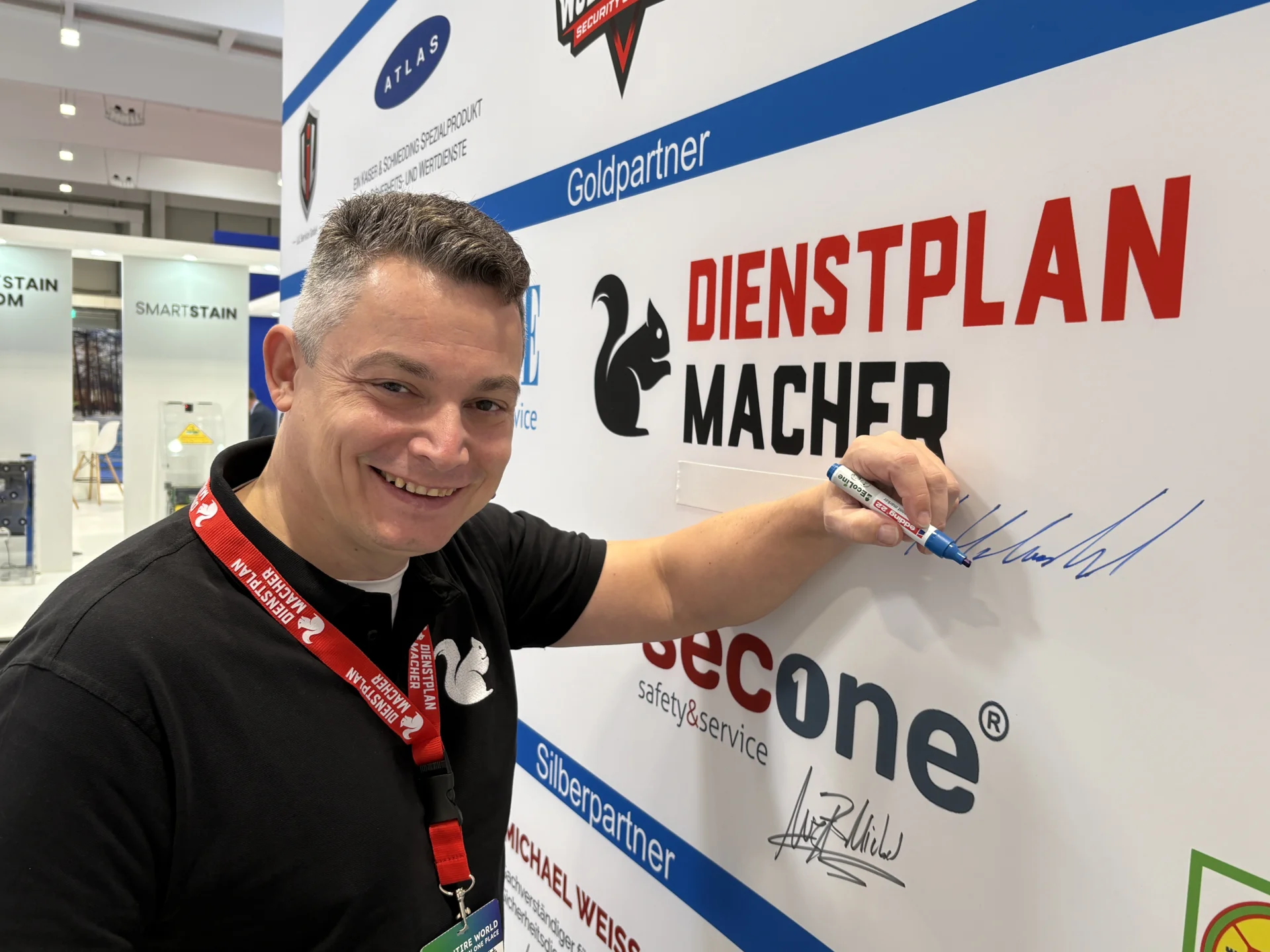 Bild: Simon Schneider (Dienstplanmacher) hatte sichtlich Spaß beim Signieren seines Unternehmenslogos.