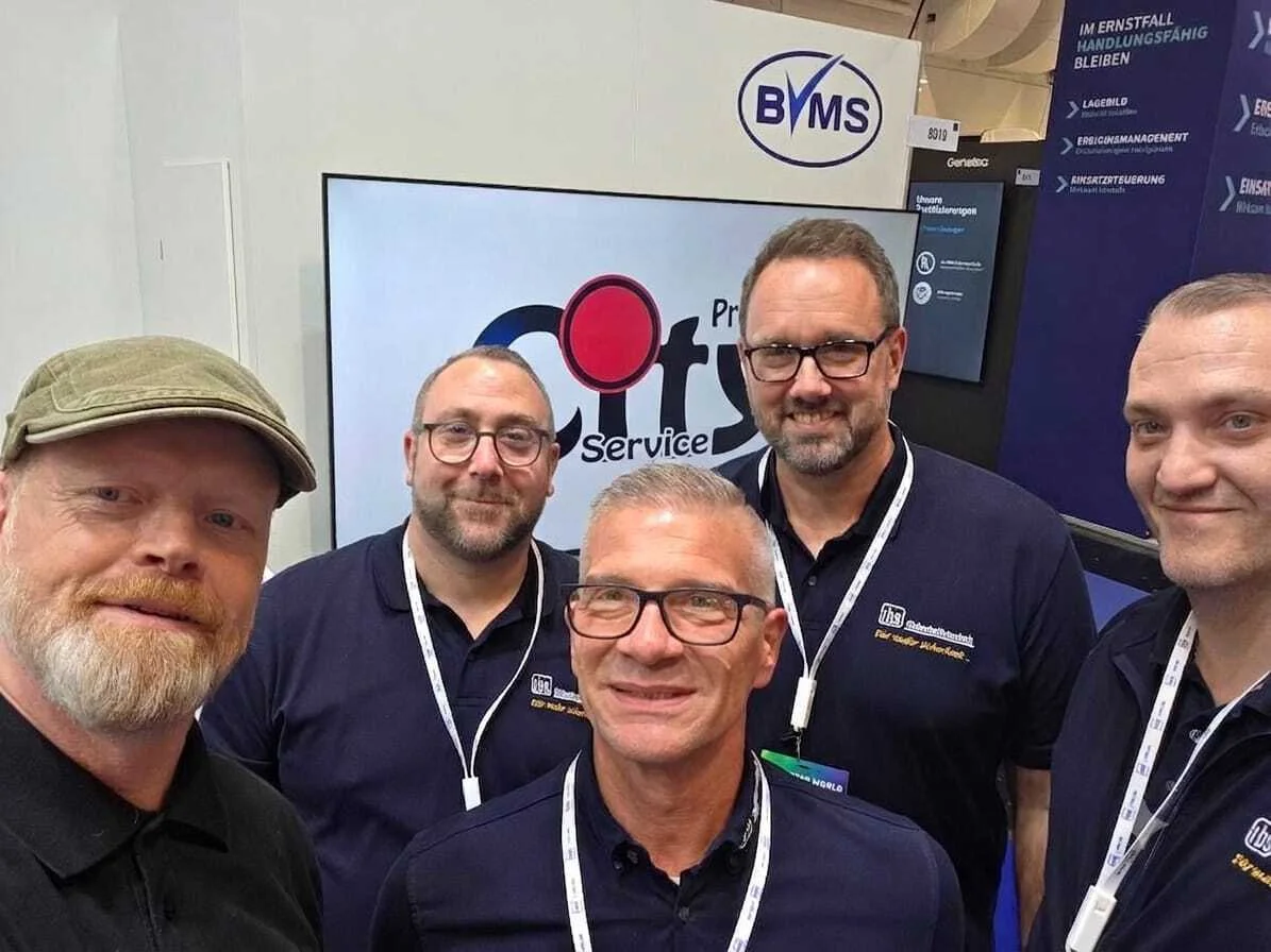 Bild: Stephan Dröst (l. City Protector) mit dem Team vom BVMS-Mitglied ibs Sicherheitstechnik PieperSiegle GbR rund um Johannes Dresen (M.).