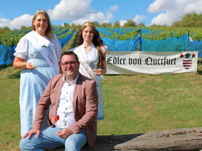 B&uuml;rgermeister Andreas Nette hatte gemeinsam mit den Weinprinzessinnen Sina und Leah das Weinbergfest er&ouml;ffnet.  (Bild vergr&ouml;&szlig;ern)