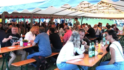 Die G&auml;ste lie&szlig;en es sich gut gehen - Blick ins Zelt  (Bild vergr&ouml;&szlig;ern)