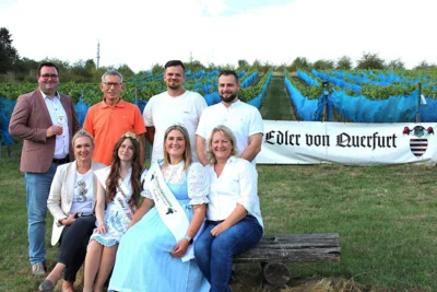 Auch die anwesenden Stadtratsmitglieder der Fraktion Freie Liste Querfurt lie&szlig;en sich gerne mit den Prinzessinnen ablichten.  (Bild vergr&ouml;&szlig;ern)
