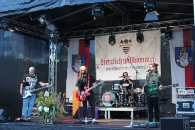 Am Abend spielte die Band The Peaks rockig auf.  (Bild vergr&ouml;&szlig;ern)