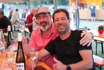 Die Erwachsenen erfreuten sich derweil eher am Querfurter Wein.  (Bild vergr&ouml;&szlig;ern)