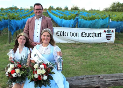 Weinprinzessin Leah (re.) vertritt die Region Reinsdorf, Nebra, Wangen. Die Weinbaugemeinde Steigra wird von der Weinprinzessin Sina (li.) vertreten.  (Bild vergr&ouml;&szlig;ern)