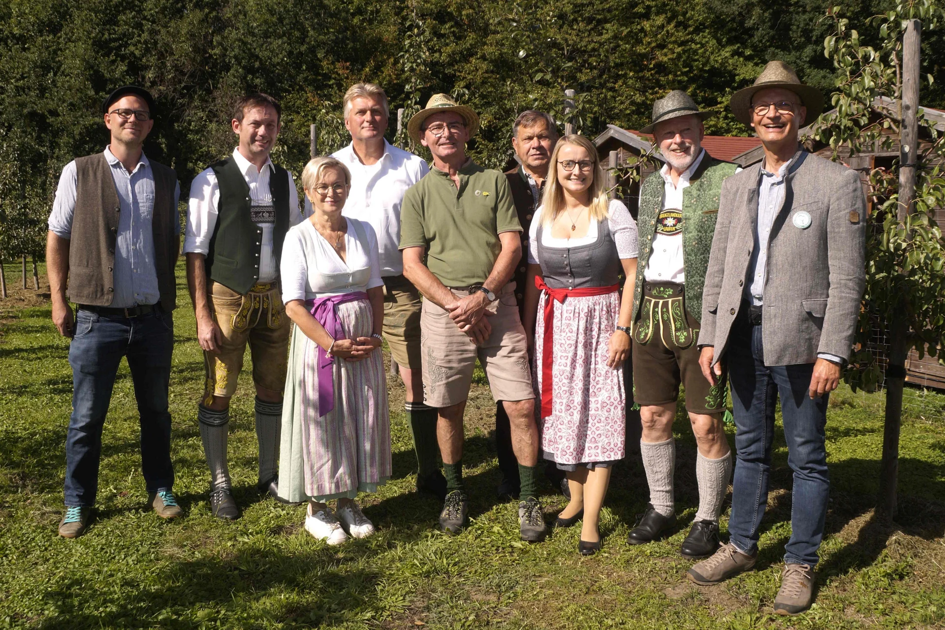 Bild: Organisatoren und Ehrengäste: (von links) Sepp Stein (Kreisfachberater), Andreas Buchwinkler (Bürgermeister und Hausherr), Iris Edenhofer (Landratsstellvertreterin), Sepp Wesenauer (Landesobmann Salzburg), Gerhard Fendt (Kreisvorstand), Anderl Lexhaller (Ehrenvorstand), Resi Petram (Sparkasse BGL), Simon Maier (2. Kreisvorstand) und Michael Luckas (Bezirksvorstand)
