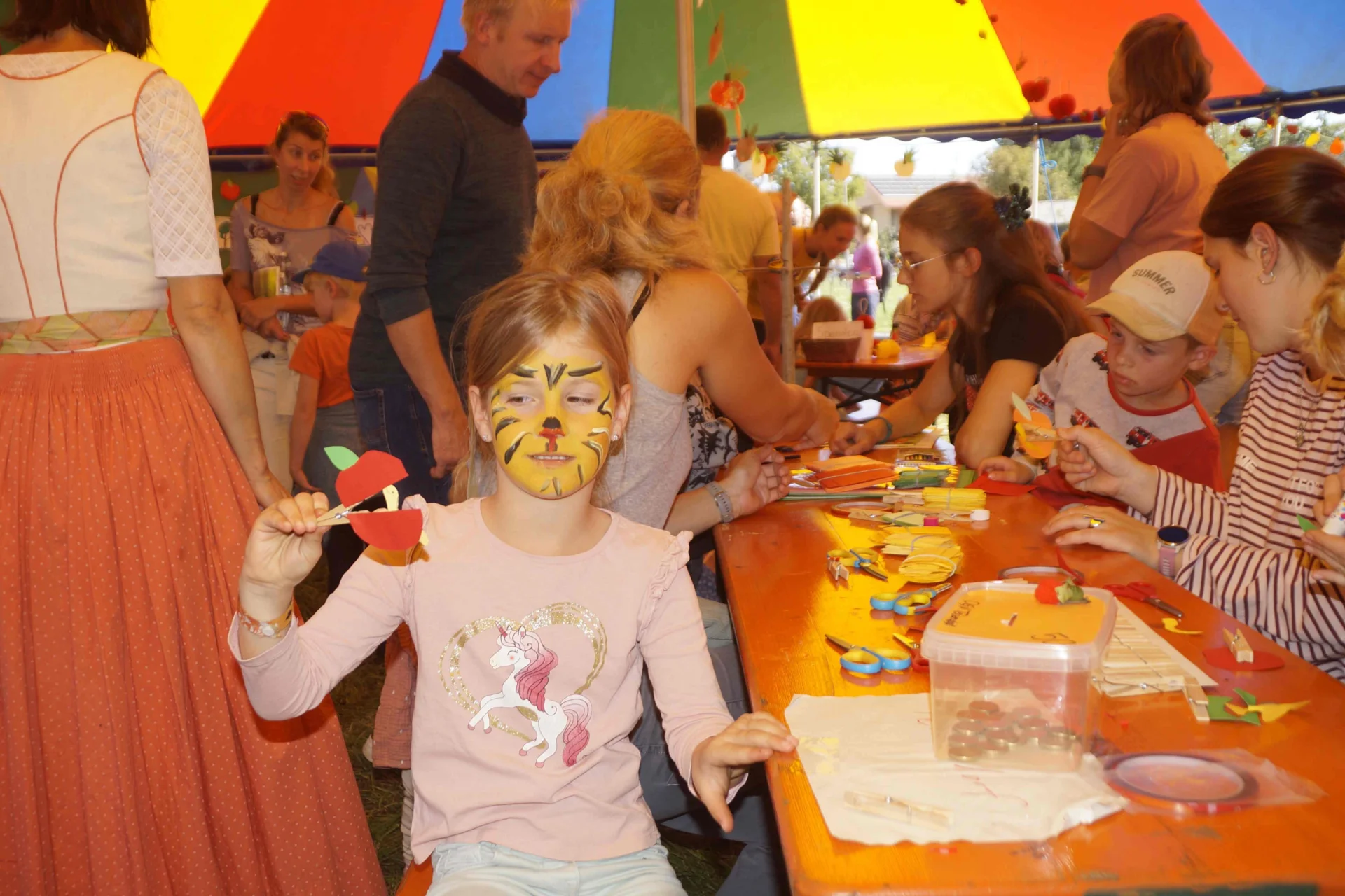 Bild: Viel geboten war für Kinder im Zirkuszelt beim Basteln mit den Vertretern der Jugendgruppen
