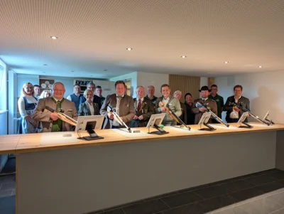 Die Ehreng&auml;ste er&ouml;ffneten den neuen, digitalen Schie&szlig;stand der Edelwei&szlig;sch&uuml;tzen Moosbach offiziell mit ersten Sch&uuml;ssen.  (Bild vergr&ouml;&szlig;ern)