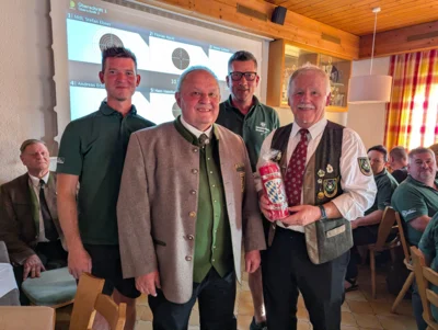 Der Niederbayerische Bezirkssch&uuml;tzenmeister Hans Hainthaler (2.v.l.) &uuml;berreichte die Ehrenkerze des Sch&uuml;tzenbezirks Niederbayern an Sch&uuml;tzenmeister Hermann Fleischmann (r.) und die beiden Projektleiter Paul (l.) und Norbert Illinger.  (Bild vergr&ouml;&szlig;ern)