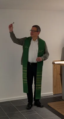 Pfarrvikar Anton Kopp erteilte dem neuen Schie&szlig;stand Gottes Segen.  (Bild vergr&ouml;&szlig;ern)