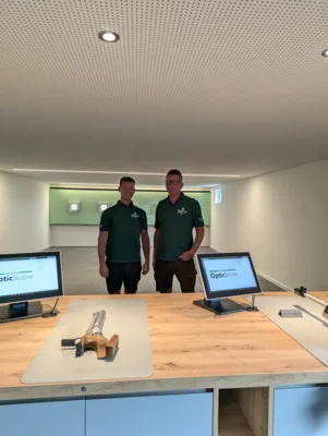Paul (l.) und Norbert Illinger pr&auml;sentierten ihr Herzensprojekt, f&uuml;r das sie sich in den vergangenen Monaten mit viel Zeit, Geld und Engagement eingesetzt hatten.  (Bild vergr&ouml;&szlig;ern)