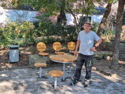 Peter Klippel auf dem sanierten Brunnenplatz  (Bild vergr&ouml;&szlig;ern)