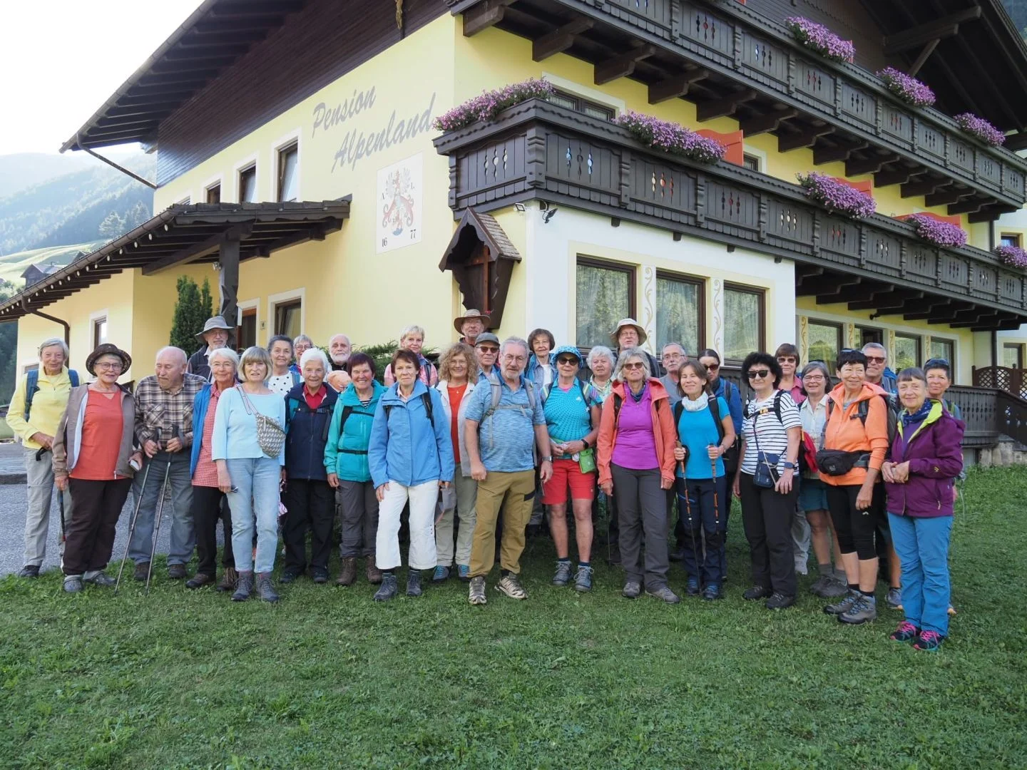 Bild: 1. Wandergruppe vor der Pension (Foto Evi Fritsch)