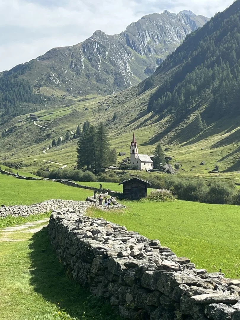 Bild: 28_Kleine Kirche in Kasern (Foto Evi Fritsch)