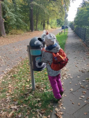 Das Kind entsorgt den M&uuml;ll aus dem Wald  (Bild vergr&ouml;&szlig;ern)