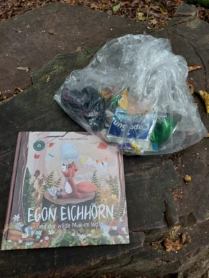 M&uuml;ll aus dem Wald, das Egon Eichhorn gefunden hat  (Bild vergr&ouml;&szlig;ern)