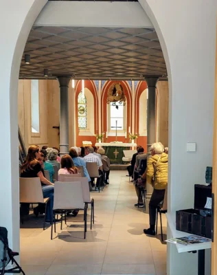 6 bis auf den letzten Platz gef&uuml;llt 