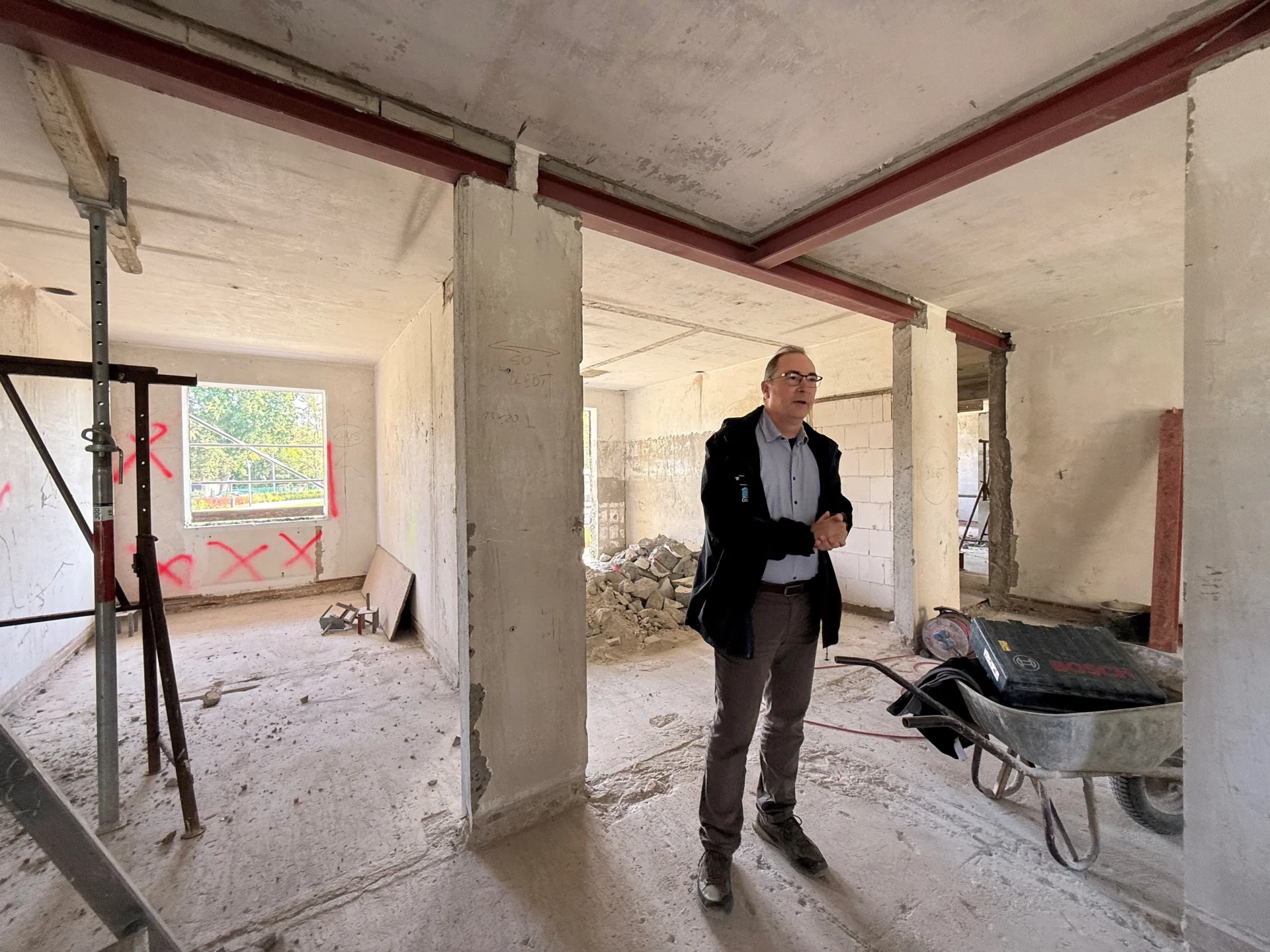 Bild: Marcel Elverich im künftigen Nachbarschaftstreff des Modellblocks