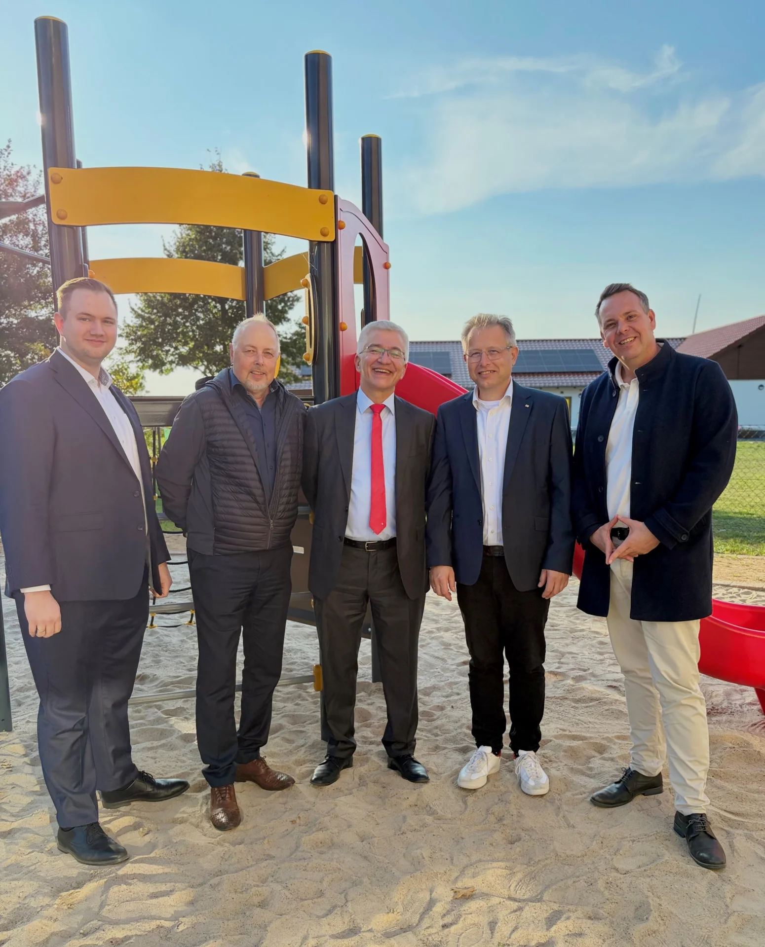 Bild: Gute Zusammenarbeit v.l.n.r. Felix Nagel (Sparkasse OPR), René Fröhlich (Sparkasse OPR), Karsten Teuffert (Sparkasse OPR), Ronny Sattelmaier (DRK), Thomas Kresse (Amt Temnitz)