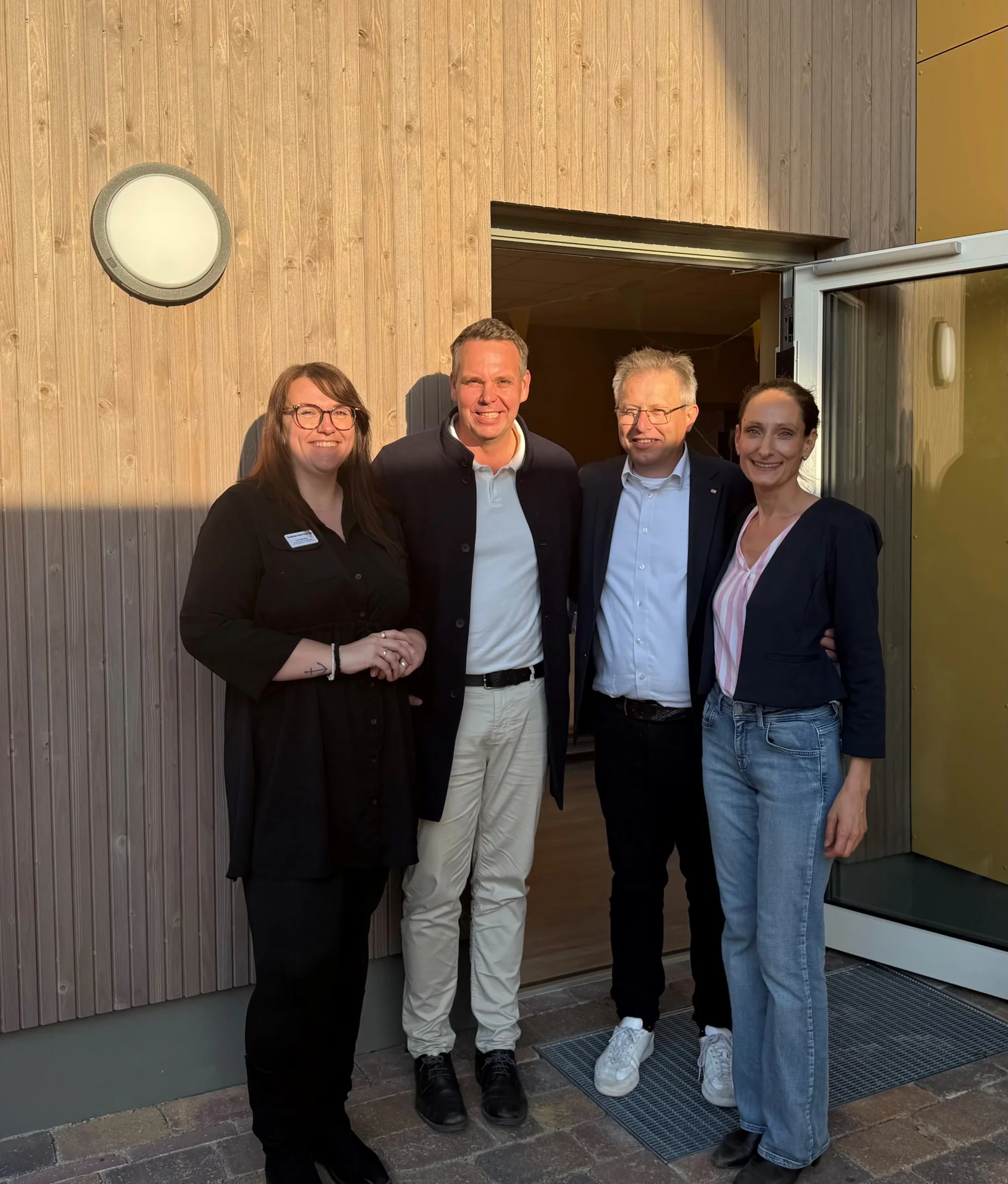 Bild: Leiterin der Kita Fr. Mantey mit Amtsdirektor Thomas Kresse, Ronny Sattelmaier (GF DRK) und Heike Kresse vom DRK