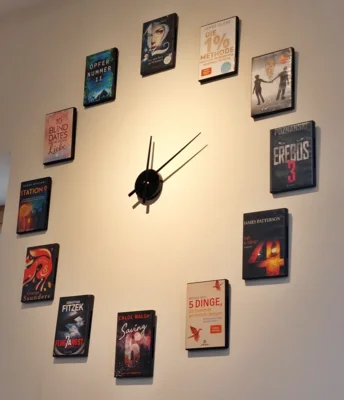 Vorschaubild: Bücheruhr im Ausleihbereich