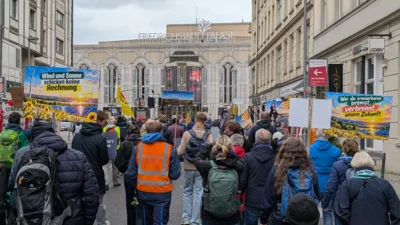 Demo in Berlin  (Bild vergr&ouml;&szlig;ern)