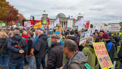Demo in Berlin  (Bild vergr&ouml;&szlig;ern)