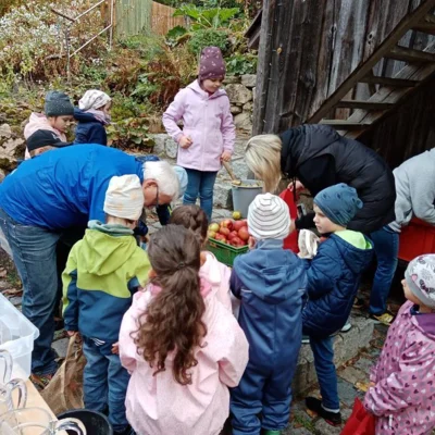 Foto des Albums: Die 1. Klassen pressen Apfelsaft im Obstlehrgarten