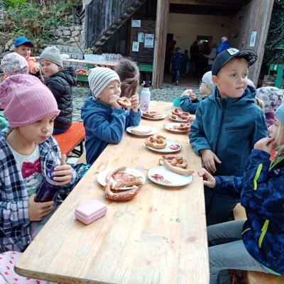 Foto des Albums: Die 1. Klassen pressen Apfelsaft im Obstlehrgarten