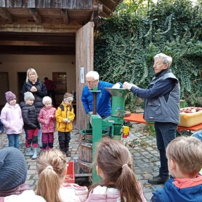 Foto des Albums: Die 1. Klassen pressen Apfelsaft im Obstlehrgarten