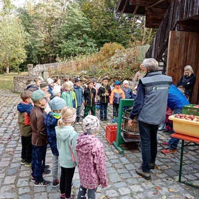 Foto des Albums: Die 1. Klassen pressen Apfelsaft im Obstlehrgarten