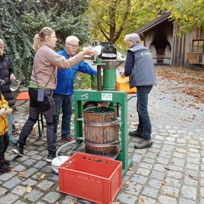Foto des Albums: Die 1. Klassen pressen Apfelsaft im Obstlehrgarten