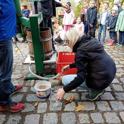 Foto des Albums: Die 1. Klassen pressen Apfelsaft im Obstlehrgarten