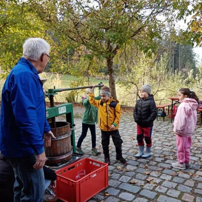 Foto des Albums: Die 1. Klassen pressen Apfelsaft im Obstlehrgarten