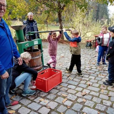 Foto des Albums: Die 1. Klassen pressen Apfelsaft im Obstlehrgarten