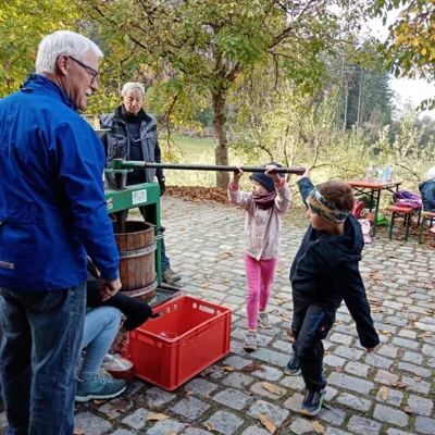 Foto des Albums: Die 1. Klassen pressen Apfelsaft im Obstlehrgarten