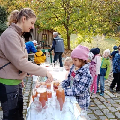 Foto des Albums: Die 1. Klassen pressen Apfelsaft im Obstlehrgarten