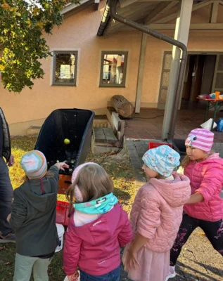 Im H&auml;cksler wurden die &Auml;pfel zun&auml;chst zerkleinert.  (Bild vergr&ouml;&szlig;ern)
