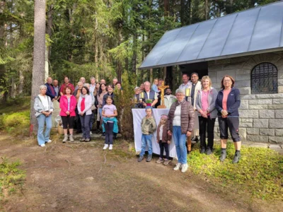 Einige Mitglieder des Handwerkervereins Prackenbach feierten nach einem Bittgang eine Andacht bei der Marienkapelle.  (Bild vergr&ouml;&szlig;ern)