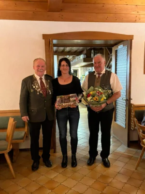 Sch&uuml;tzenmeister und Festleiter Hermann Fleischmann (v.l.), Festmutter Heidi Gregori und Festleiter Alfons Eckl.  (Bild vergr&ouml;&szlig;ern)