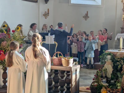 Der Kinder- und Jugendchor Prackenbach umrahmte mit fr&ouml;hlichem Gesang und Tanzbewegungen den Familiengottesdienst zu Erntedank.  (Bild vergr&ouml;&szlig;ern)