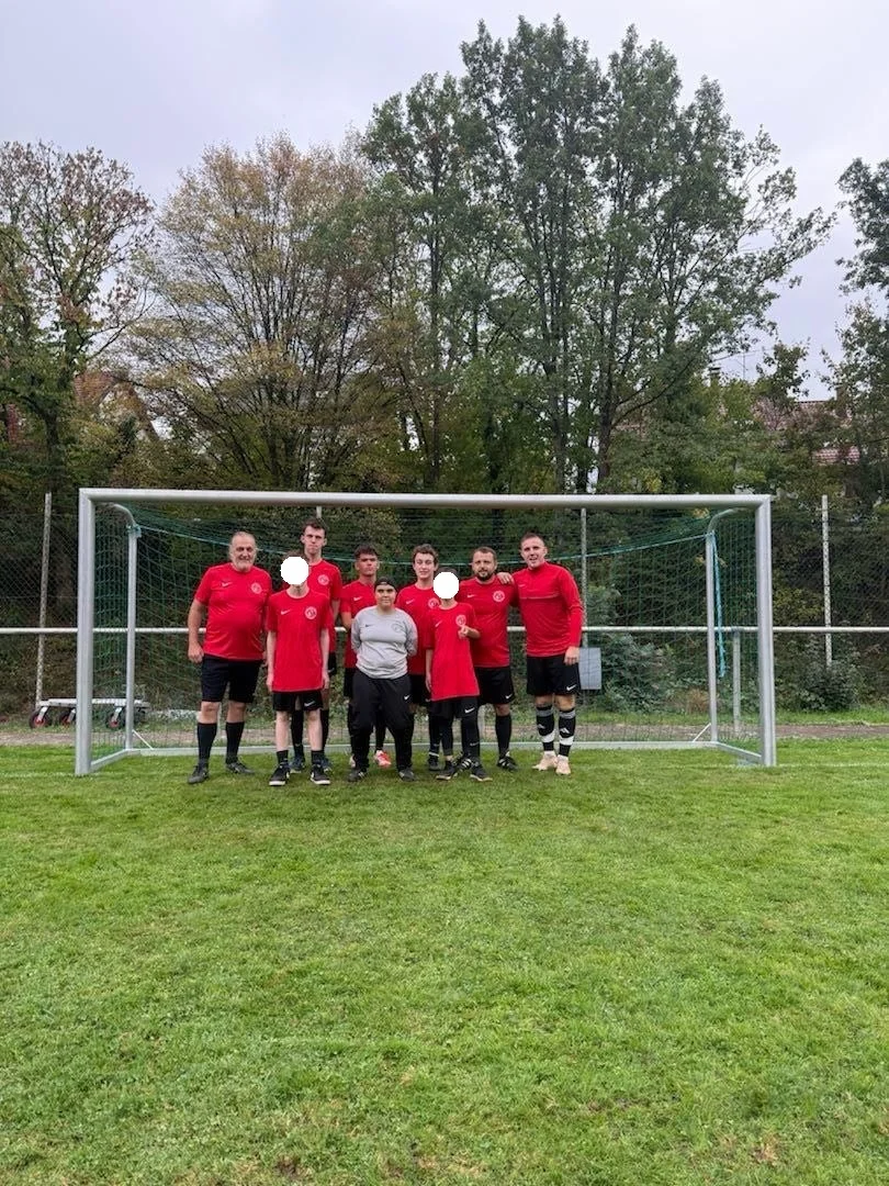 Bild: Mannschaft der Esther-Weber-Schule vor einem Fußballtor