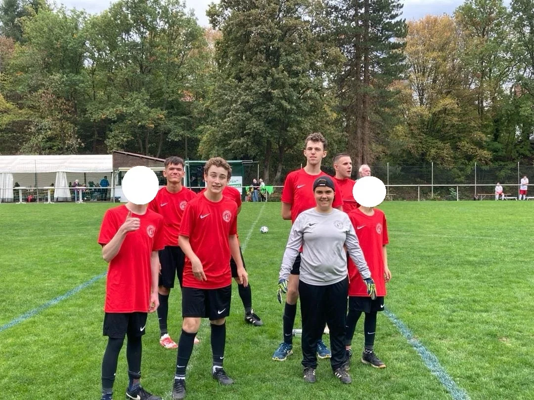 Bild: ein Teil der Mannschaft auf dem Rasenplatz