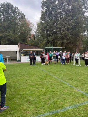&Uuml;bergabe des Pokals  (Bild vergr&ouml;&szlig;ern)