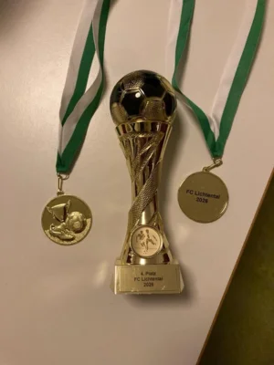 Medaillen und Pokal zum 4. Platz  (Bild vergr&ouml;&szlig;ern)