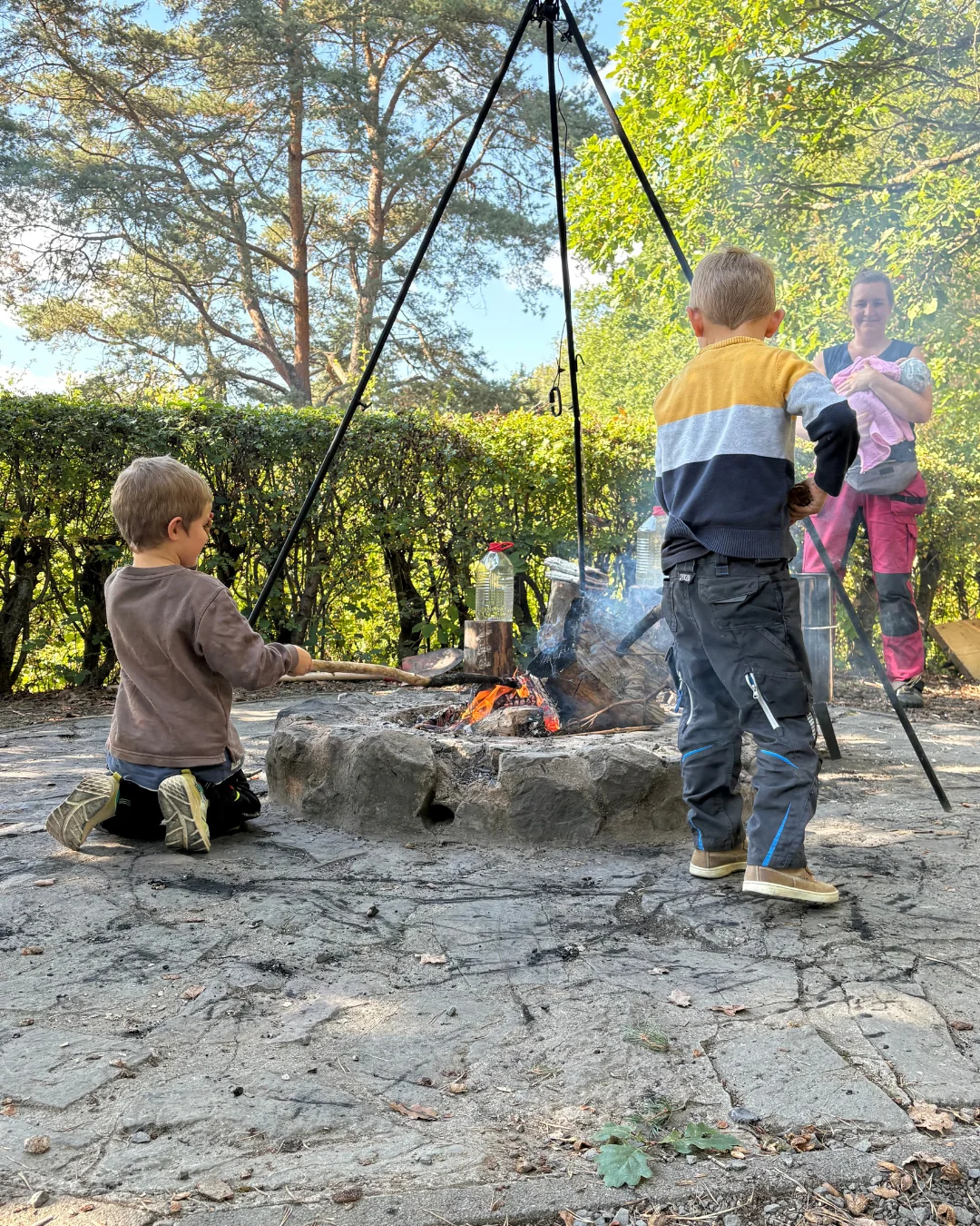 Bild: Lagerfeuer - jeder hilft mit.