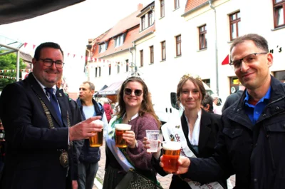 Geschmackvoll waren auch die Getr&auml;nke. B&uuml;rgermeister Andreas Nette stie&szlig; mit der Elbe-Saale-Hopfenk&ouml;nigin Katharina, der Steigraer Weinprinzessin Sina und dem Prokuristen der EGS, Stefan Saal, an.  (Bild vergr&ouml;&szlig;ern)