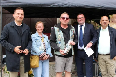 In den Sommerferien hatte Querfurt wieder zusammen mit der Partnerstadt Gizycko in Polen ein Jugendcamp durchgef&uuml;hrt. Katja Michaelis und Ronny Wenig (Mitte) hatten die Jugendlichen als Betreuer begleitet. B&uuml;rgermeister Andreas Nette nutzte die B&uuml;hne zum Bauernmarkt, um, gemeinsam mit dem polnischen Vertreter Dr. Robert Kempa und dem designierten Landrat Sven Czekalla, den beiden f&uuml;r ihr ehrenamtliches Engagement zu danken.  (Bild vergr&ouml;&szlig;ern)